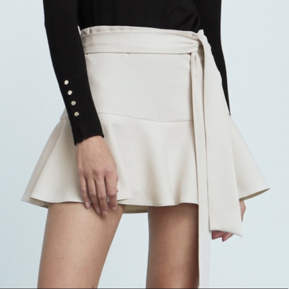 BOW TRIM SKORT SIZE MEDIUM